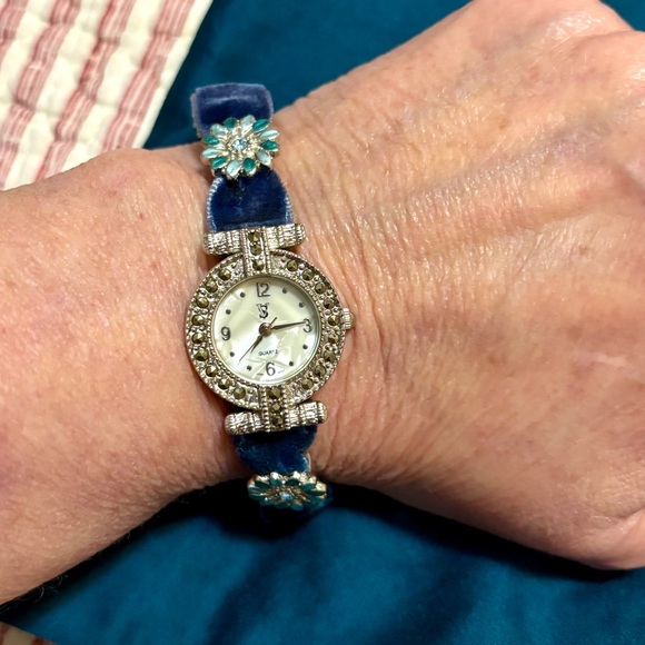 Blue and Silver Quartz movement Watch - Picture 6 of 9